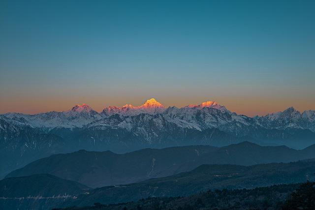 贡嘎雪山主峰，屹立于众峰之巅