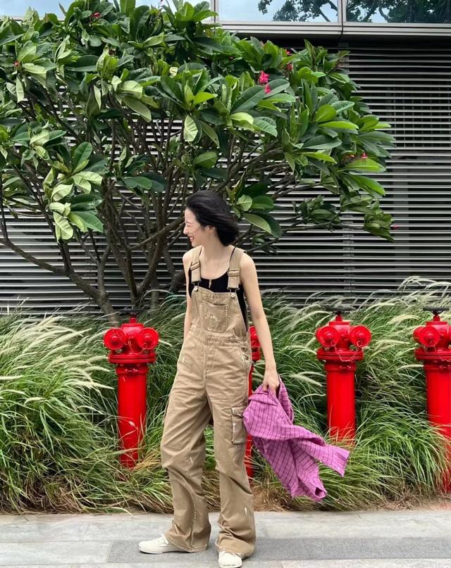 背带裤时尚穿搭显瘦，纸片人穿衣要显胖