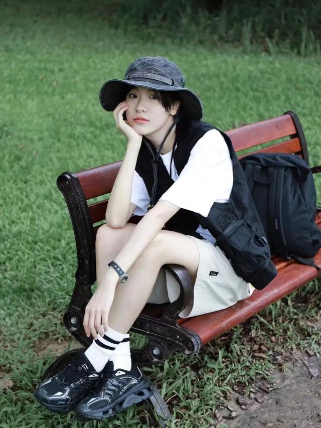 34岁杨幂近照显疲态，次次艳压00后小花