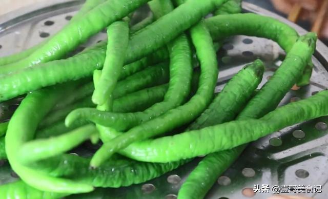 辣椒蘸盐的正宗做法，在农村用辣椒这样做蘸水