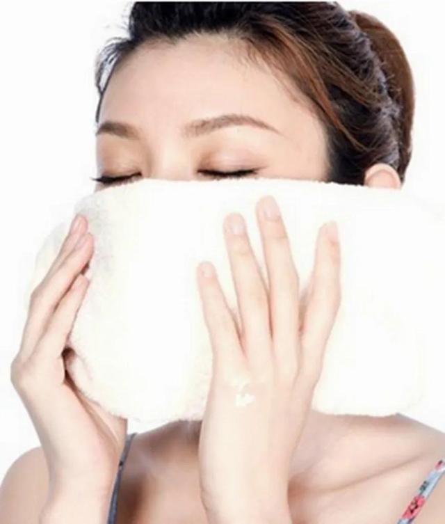 脸部最简单的补水方法小妙招，皮肤好补水的12个小妙招