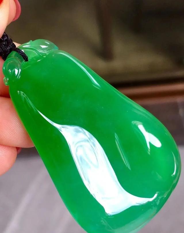 怎么鉴别真假翡翠，翡翠怎么辨别真假的最简单方法（肉眼鉴别翡翠真伪不是难事）