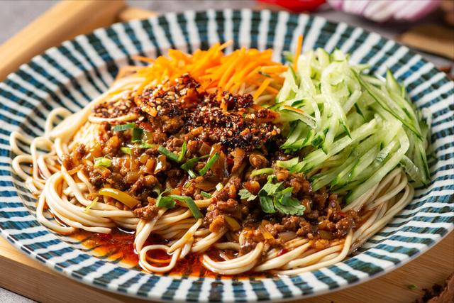 家常炸酱拌面的做法，爱吃面条的要收藏