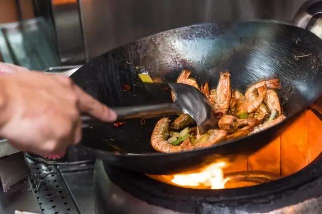 毒铁锅为何屡禁不止，炒菜用的铁锅用哪个比较安全呢