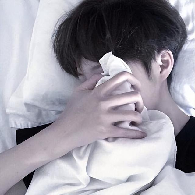 高冷男神必备头像背影小学生，青春满满的孤独感少男头像