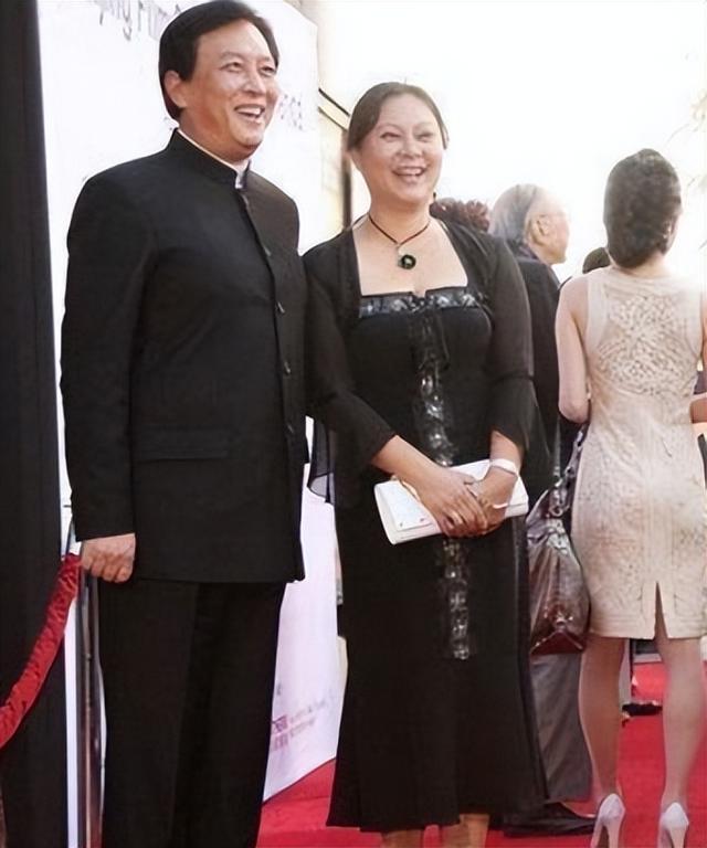 唐国强的妻子是谁，唐国强两段婚姻（唐国强前妻和现任是谁）