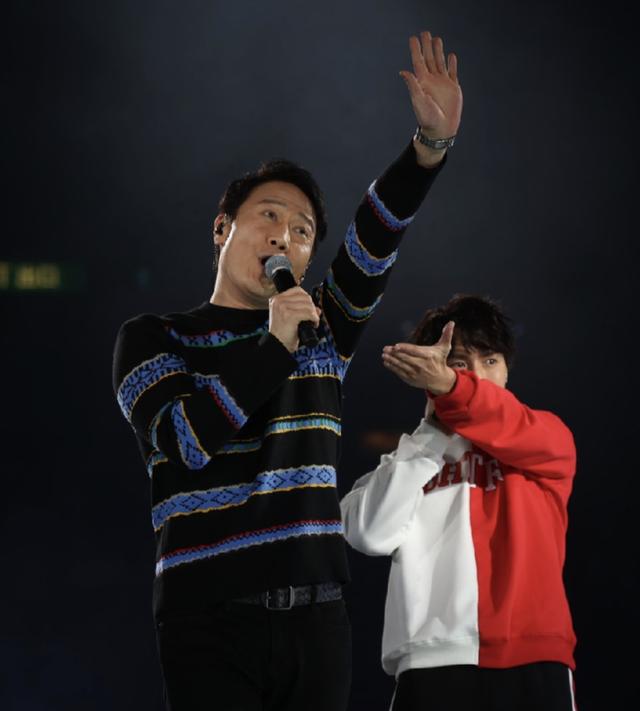 黎明现在是几线艺人，55岁黎明低调现身演唱会