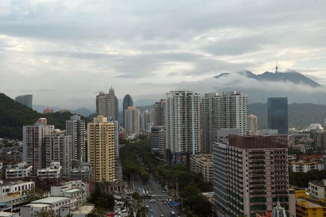 关于深圳梧桐山简介，深圳之巅——梧桐山