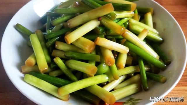 腌蒜薹怎样腌制又脆又好吃，直接加料汁就错了