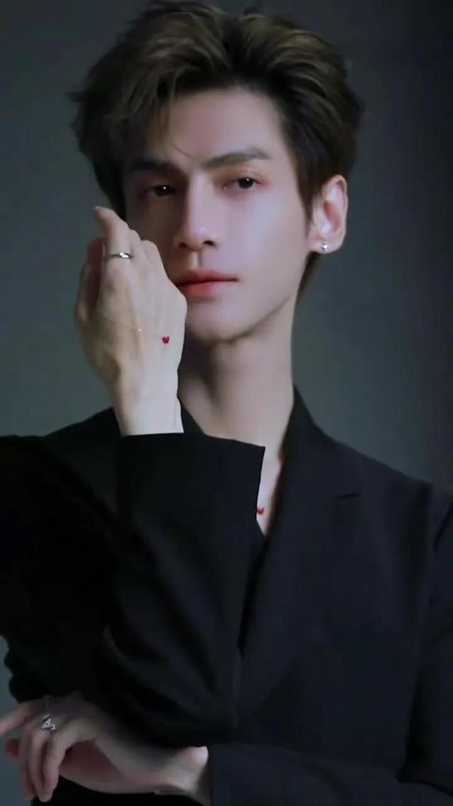 罗云熙同款西装短裤，罗云熙穿格子西装
