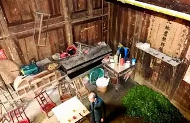 老农有座祖传金丝楠木屋，湖北一金丝楠木屋估值8亿