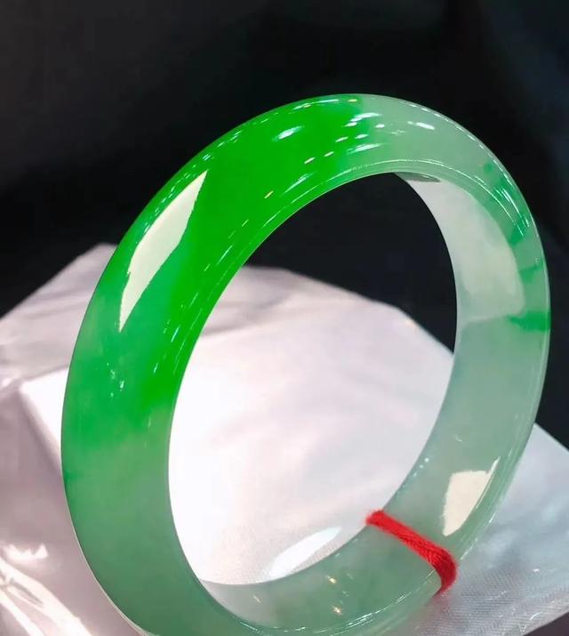 怎么鉴别真假翡翠，翡翠怎么辨别真假的最简单方法（肉眼鉴别翡翠真伪不是难事）