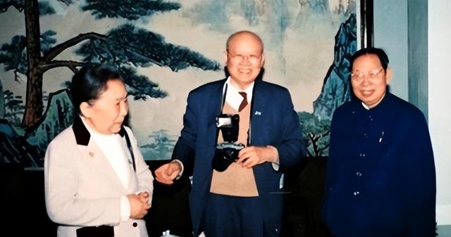 他是袁世凯之孙，袁世凯的后代子孙