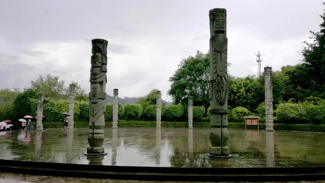 北回归线标志园，昆明墨江北回归线标志园（游客排队喝井水：就会生双胞胎）