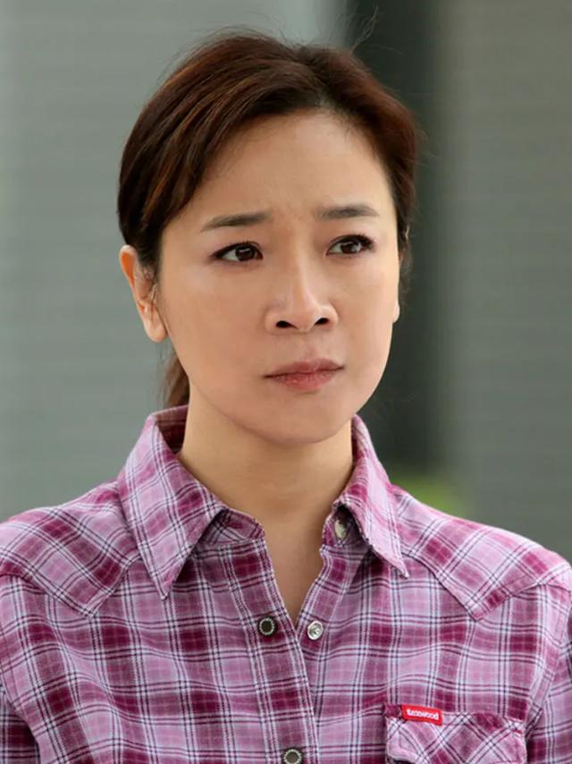 陈小艺老公刘惠宁，52岁陈小艺婚后绯闻（丈夫坐轮椅她却多次牵手小鲜肉）