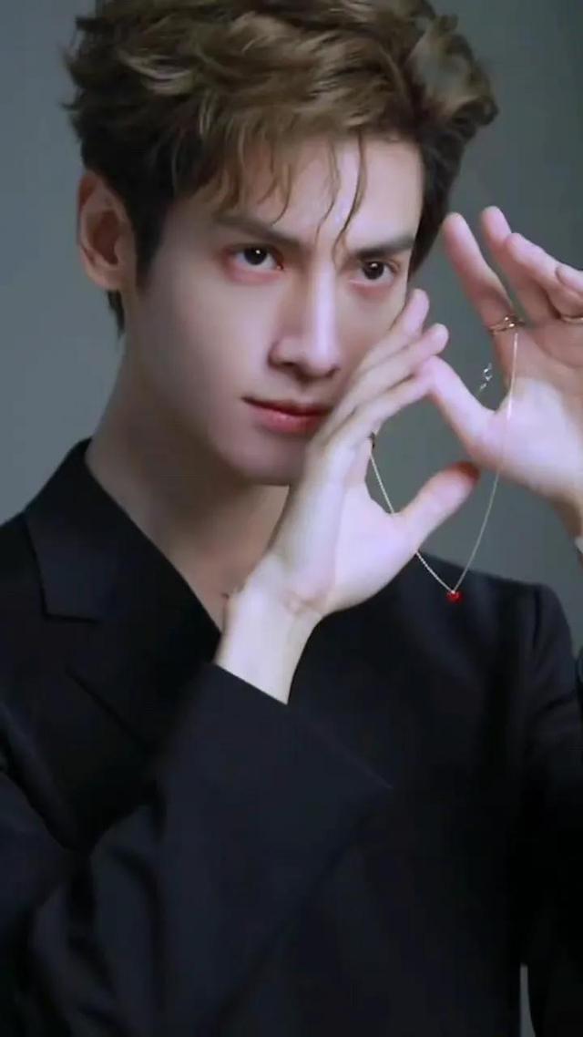 罗云熙同款西装短裤，罗云熙穿格子西装