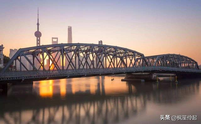 十一上海外滩游，民众欣赏上海黄浦江两岸夜景