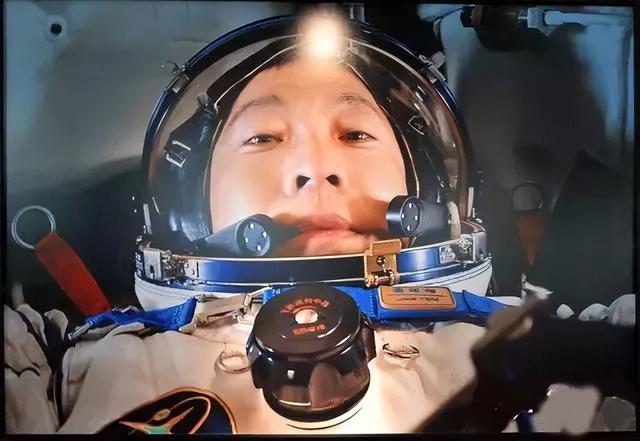 神舟总设计师戚发轫，神舟号飞船首任总设计师戚发轫对话重庆中学生