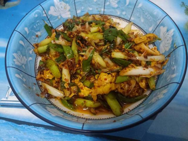 简单又家常的蒜苗做法，2块钱的蒜苗你像我这样做