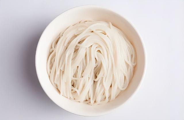 干米线的正确泡法，半干的米线怎么泡发（健康又过瘾的小锅米线）