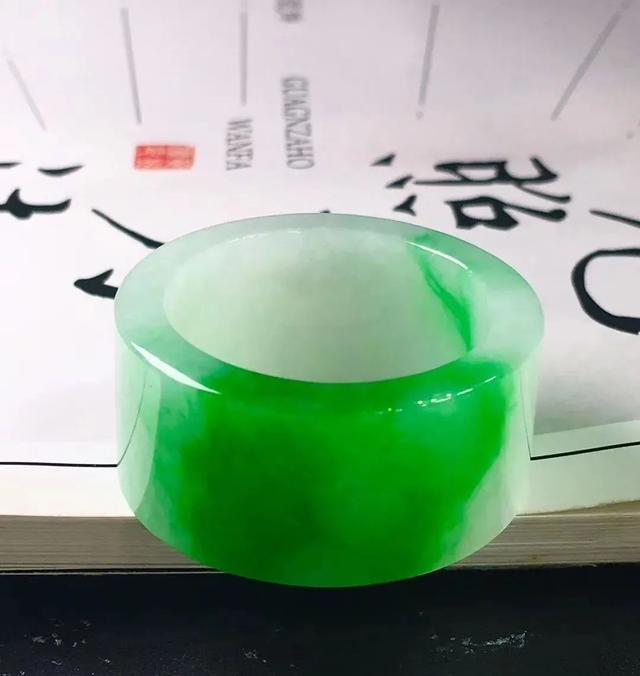 怎么鉴别真假翡翠，翡翠怎么辨别真假的最简单方法（肉眼鉴别翡翠真伪不是难事）