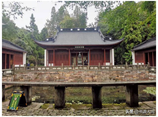 浙江杭州岳庙中的岳飞雕像介绍，西湖边上有座岳王庙