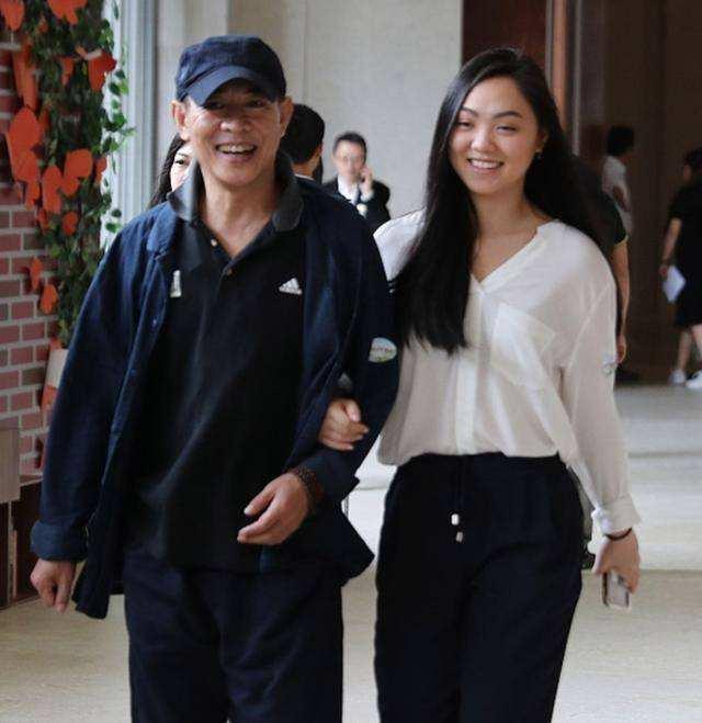 利智和李连杰全家照，李连杰俩女儿回新加坡过节
