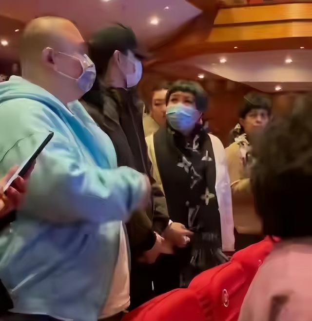 郭德纲四个夫人，郭德纲晒一家四口全家福为爱妻庆生
