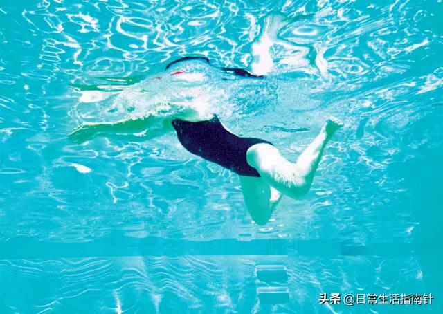 游泳初学者蛙泳动作，游泳技巧蛙泳动作都记住了却还是游不好