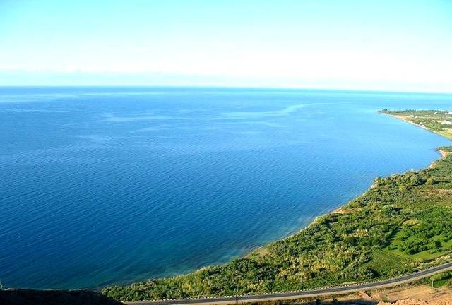 伊塞克湖属于内陆咸水湖，是我国青海湖的十几倍