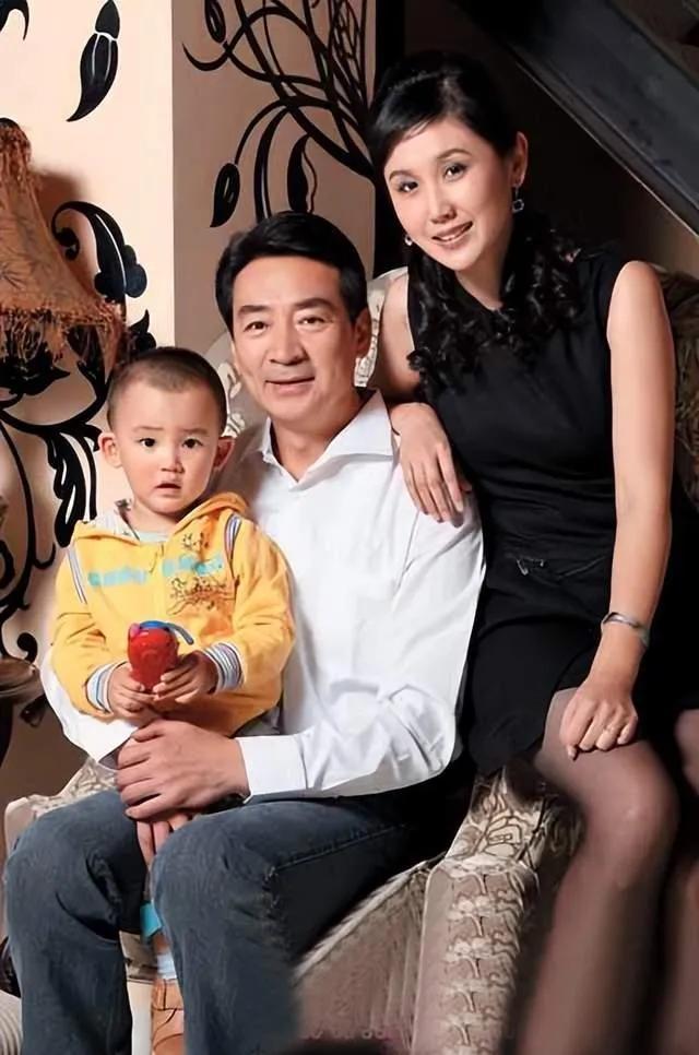 寇振海与妻子李婷，肤白貌美不输女星