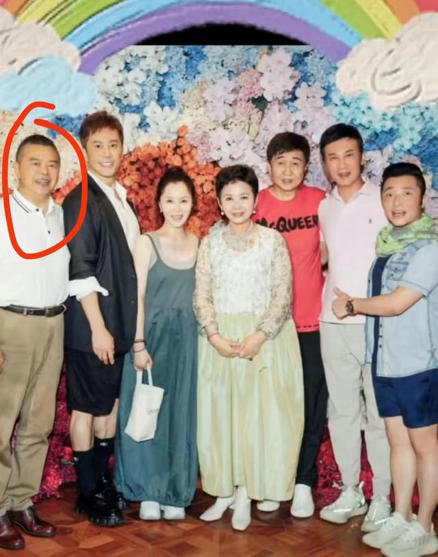 董文华今年多大岁现状如何，60岁的董文华穿棕色外套