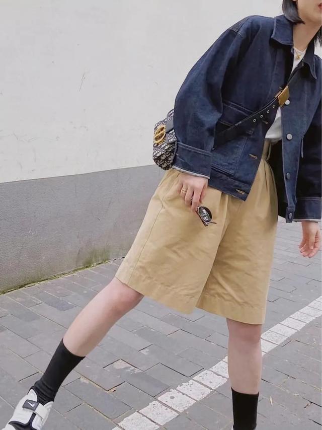 34岁杨幂近照显疲态，次次艳压00后小花