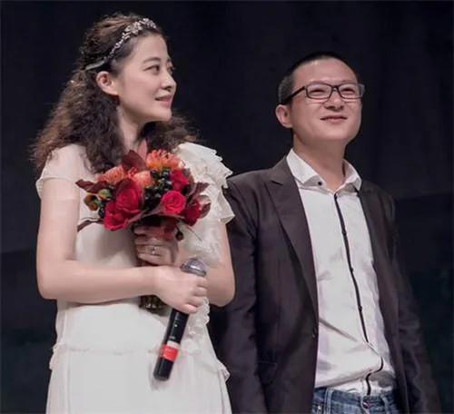 44岁的梅婷现状，44岁梅婷不惧年龄秀香肩