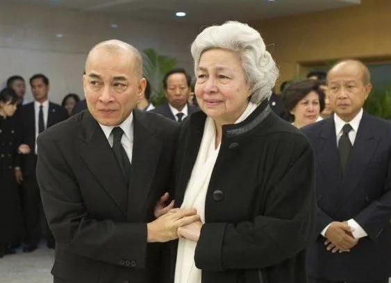 莫尼列太后是什么样的人，84岁柬埔寨太后一身白衣参加葬礼