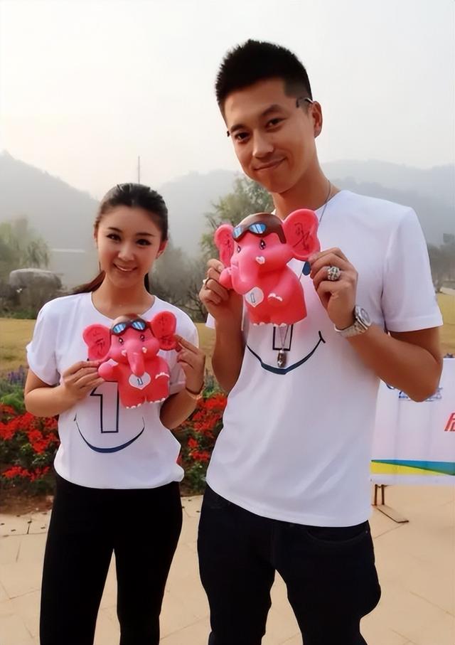 王雷李小萌婚纱照，李小萌和老公婚纱照