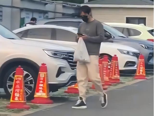 胡歌身价百亿，胡歌近况曝光开