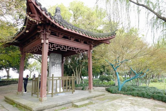 杭州西湖之白堤，“白堤”名出白居易