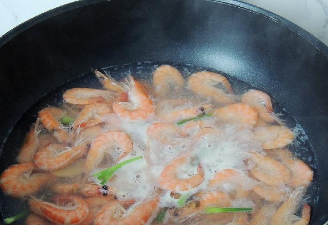 白煮虾要煮多久，白灼虾一般水煮几分钟（大虾煮多久最好吃）