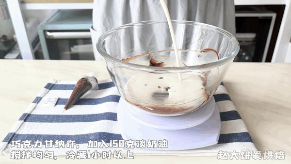 制作最简单的蛋糕爆浆蛋糕，杯子蛋糕里加点料就成了爆浆蛋糕