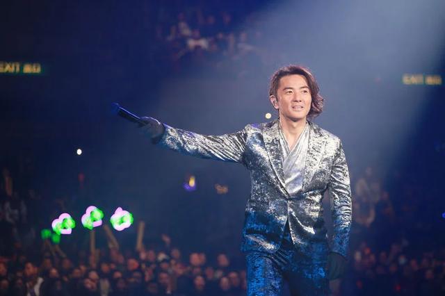 吴彦祖年轻时巅峰帅照，年轻时的吴彦祖到底有多帅（吴彦祖晒与成龙刘德华梁朝伟旧照）