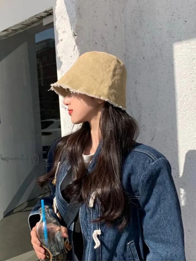 34岁杨幂近照显疲态，次次艳压00后小花