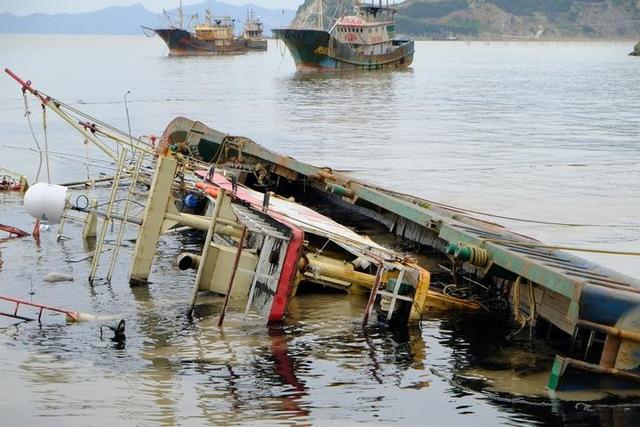 氦气气球为什么会爆炸，广州一高校门前小车突然爆炸变废铁