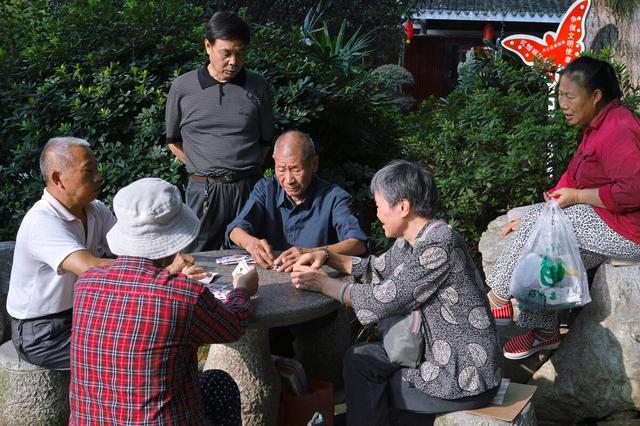 退休老人晚年怎么过，三位老人告诉你