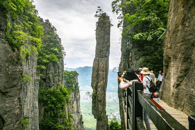 天山神秘大峡谷地貌特征，北纬30度上的大峡谷