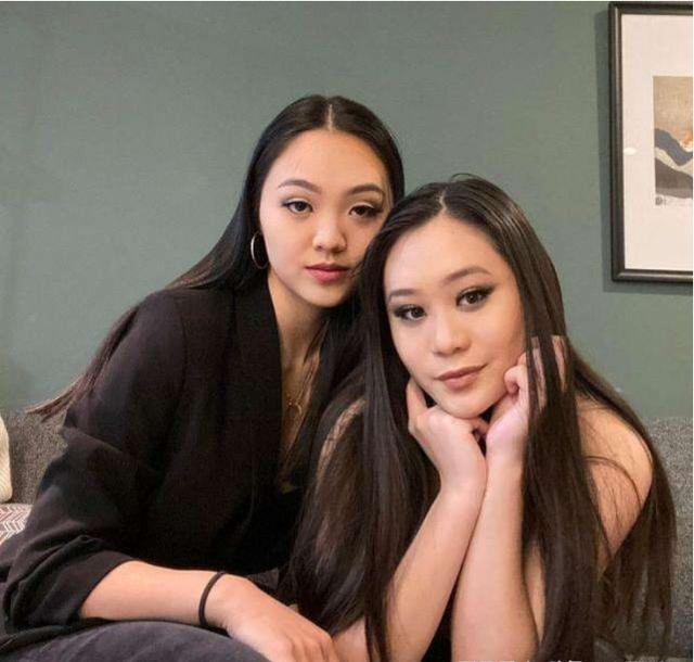 利智和李连杰全家照，李连杰俩女儿回新加坡过节