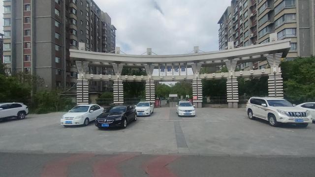 盘锦向海大道与商贸北街交叉路口，盘锦市向海大道