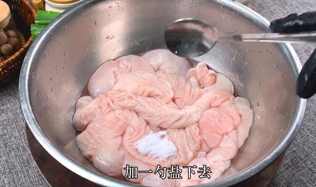 酸菜肥肠的做法，酸菜焖肥肠做法