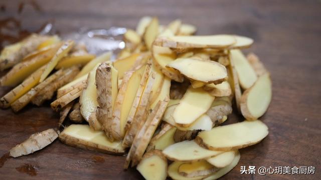 传统的姜母鸭美食，北方人第一次吃姜母鸭竟吃不够