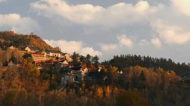 五台山文殊菩萨在哪个寺，五台山祈福文殊菩萨